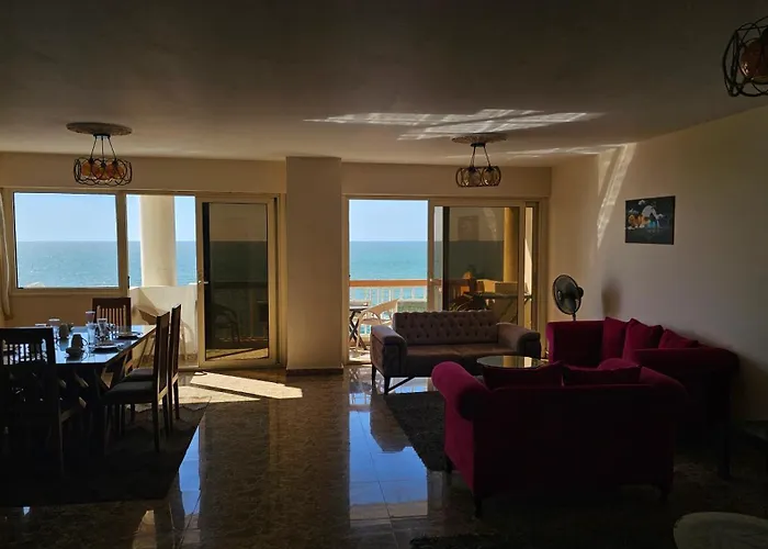 Midpoint Sea View - Families Only