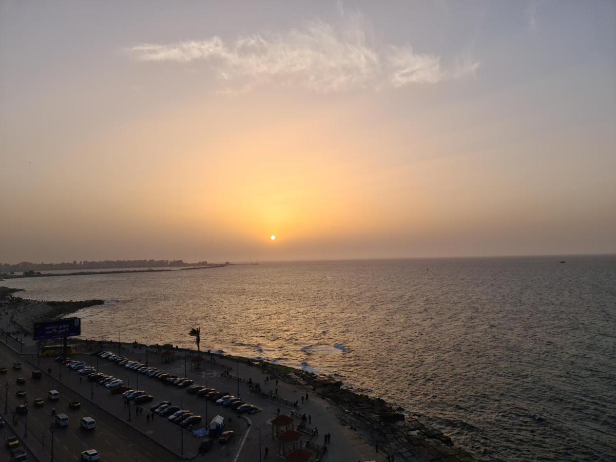 Midpoint Sea View - Families Only Apartment *