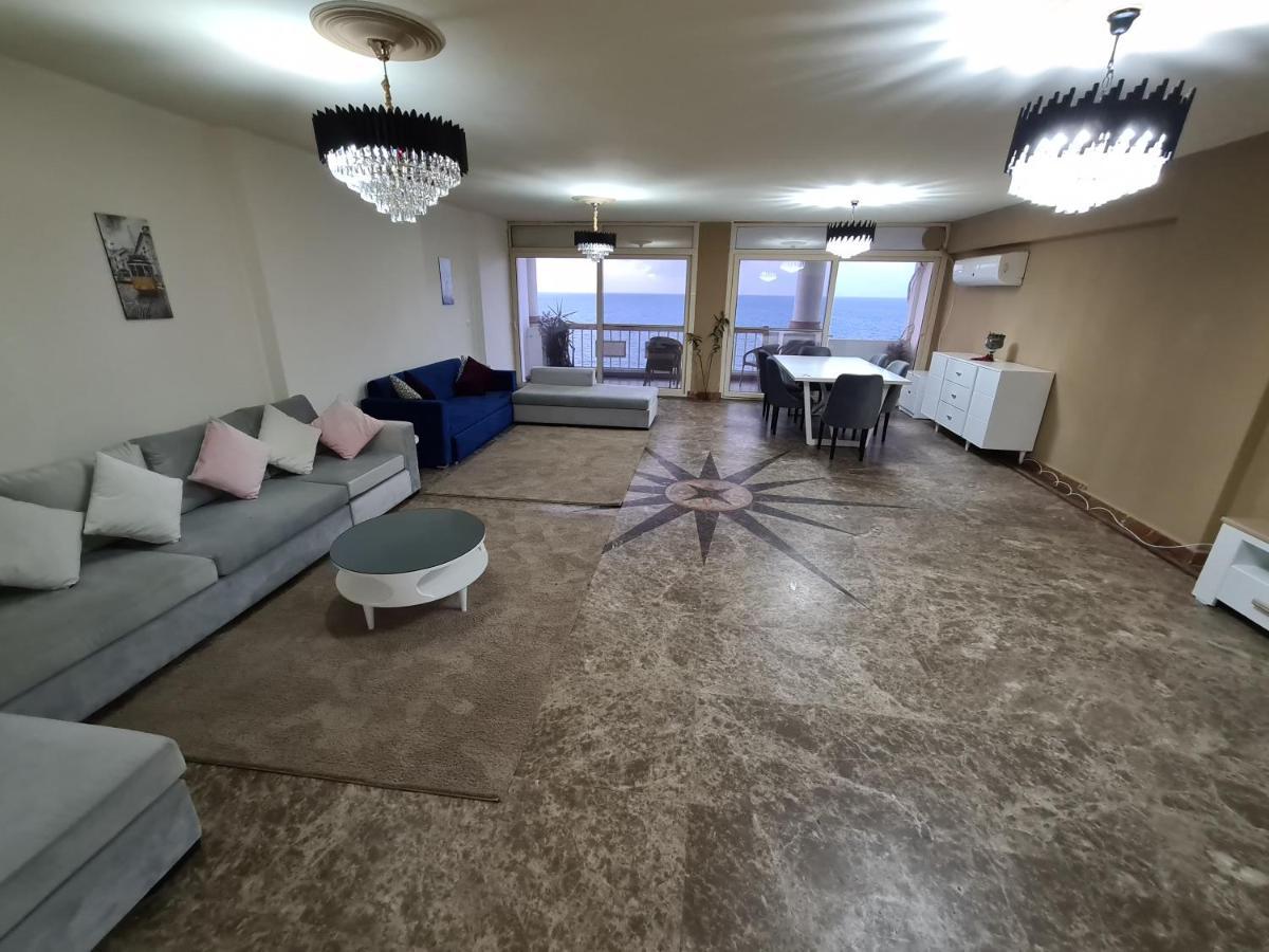 Midpoint Sea View - Families Only