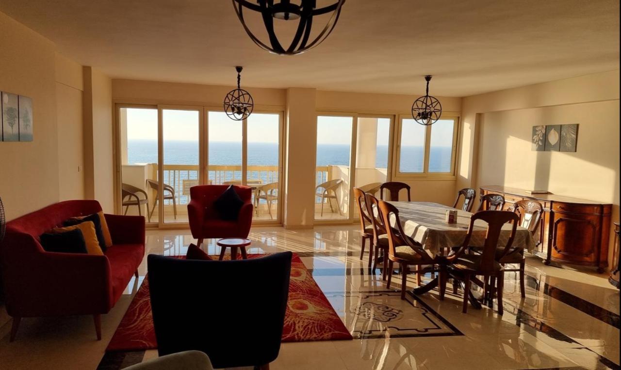 Midpoint Sea View - Families Only