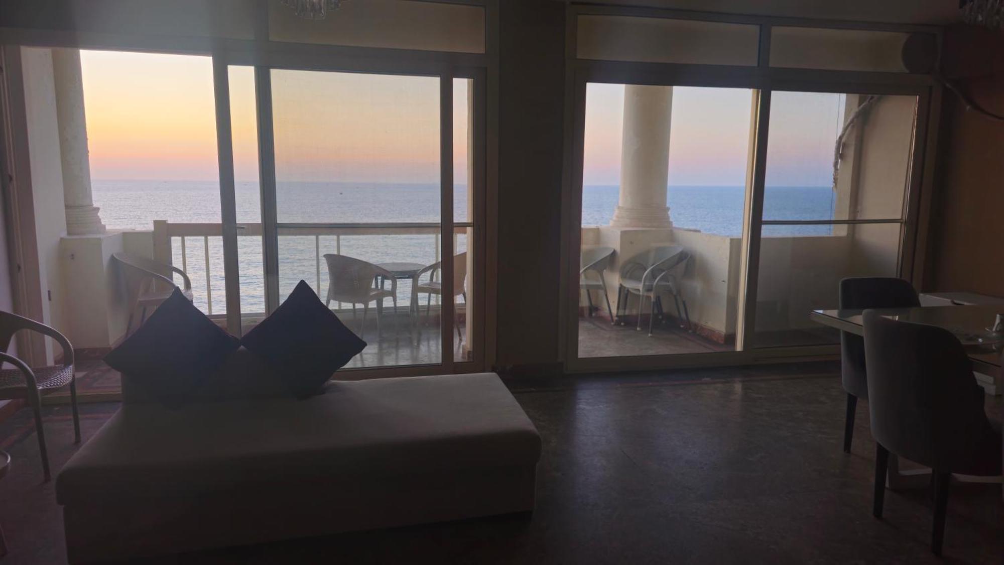 Midpoint Sea View - Families Only