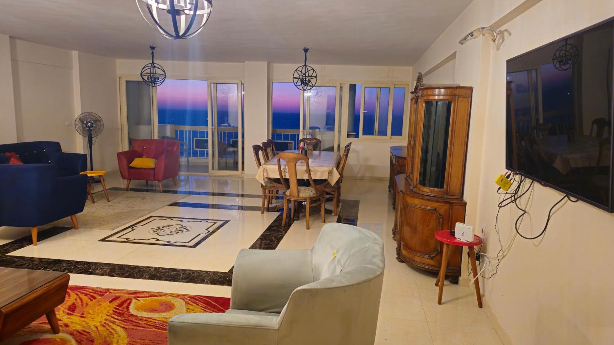 Midpoint Sea View - Families Only *