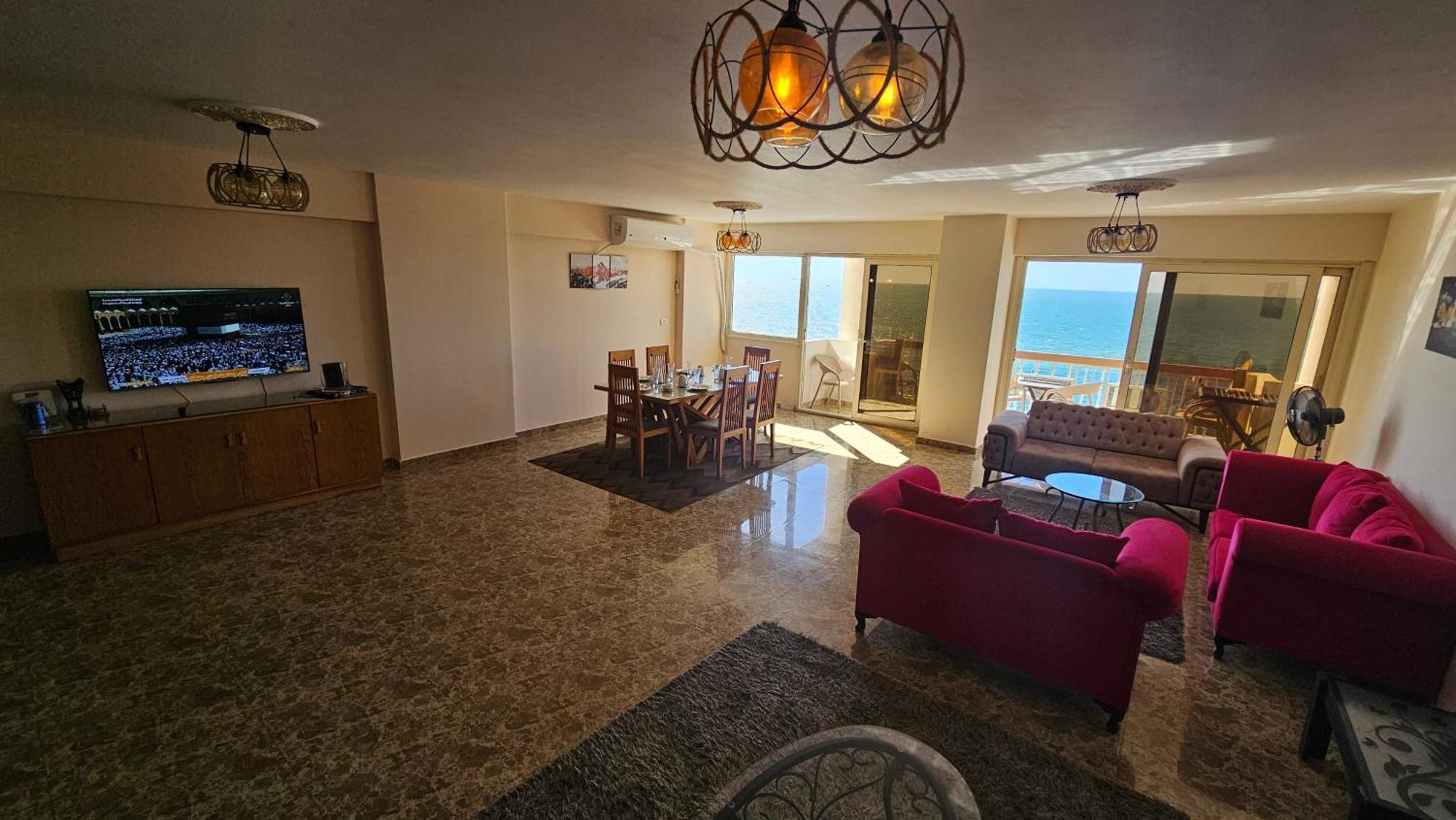 Midpoint Sea View - Families Only *